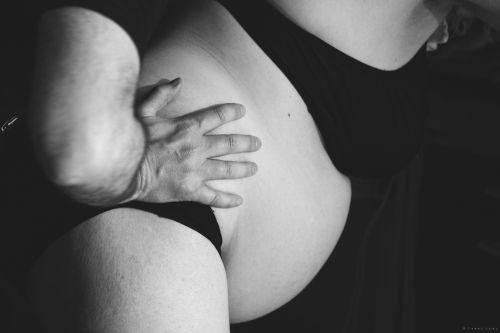 La solidarité d'un couple attendant leur premier enfant